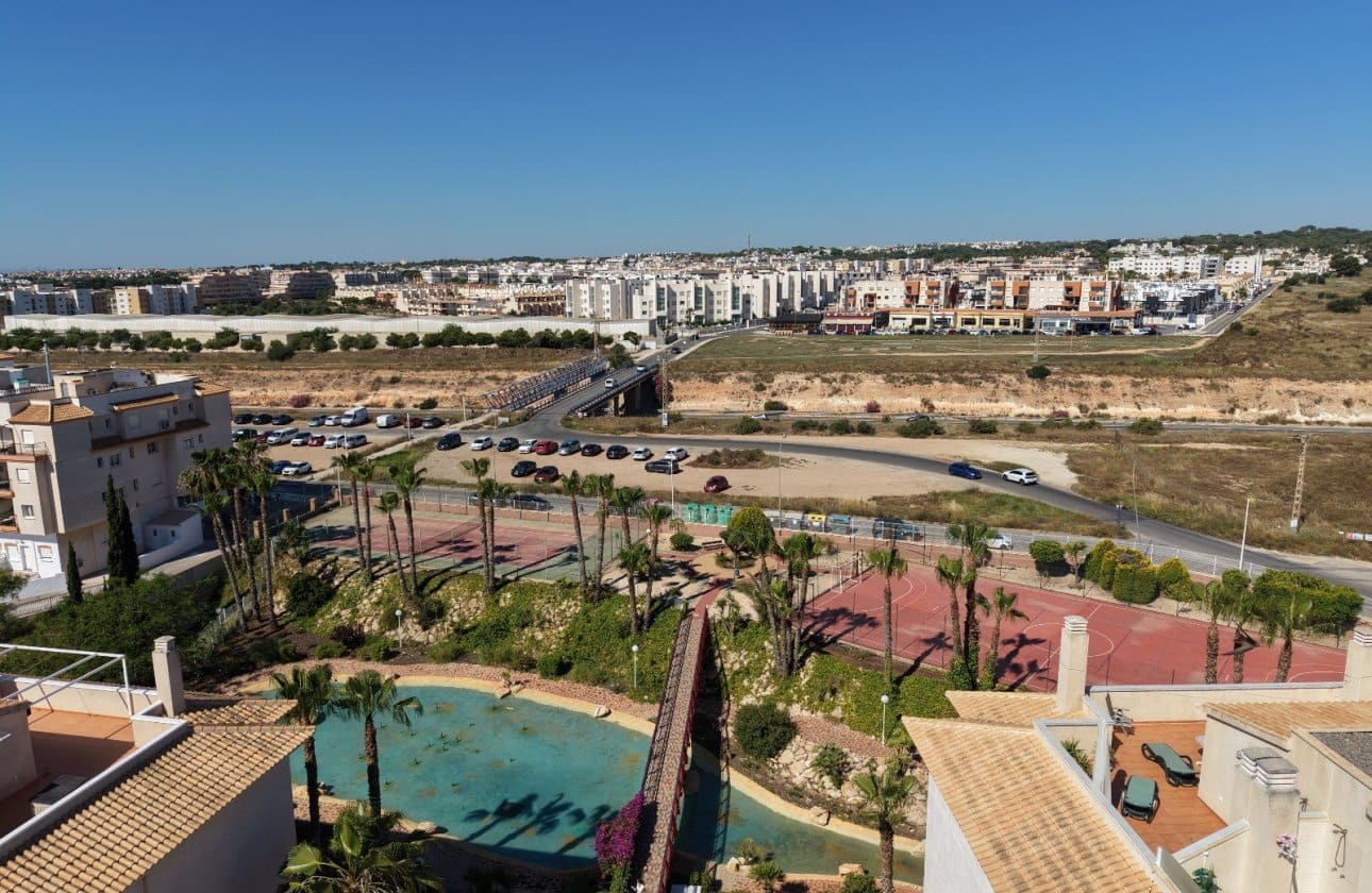 3 makuuhuone Huoneisto myytävänä paikassa Playa Flamenca mukana uima-altaan 
autotalli - 240 000 € (Ref: 9885328)
