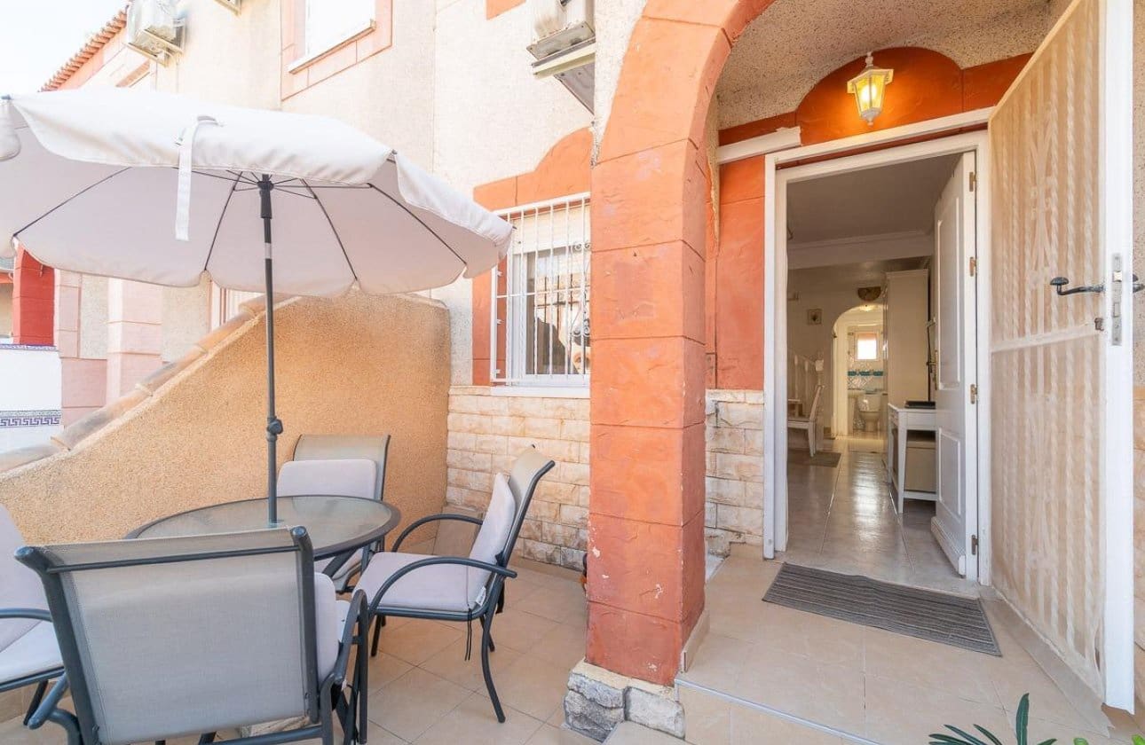 2 soveværelse Lejlighed til salg i Playa Flamenca med swimmingpool - € 195.000 (Ref: 9901628)