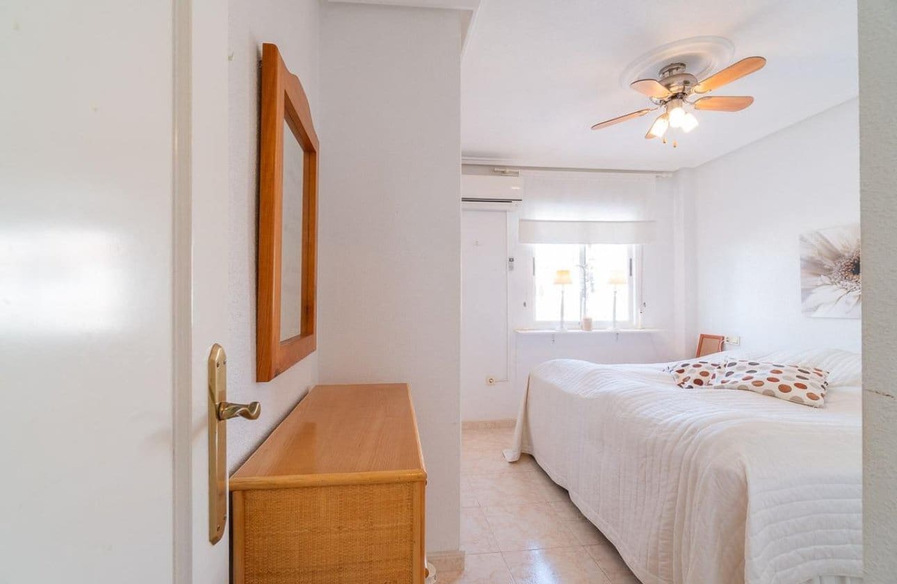 2 soveværelse Lejlighed til salg i Playa Flamenca med swimmingpool - € 195.000 (Ref: 9901628)