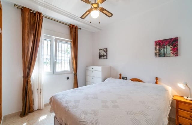Chalet de 2 habitaciones en Playa Flamenca, Orihuela en venta con piscina - 264.000 € (Ref: 9901629)