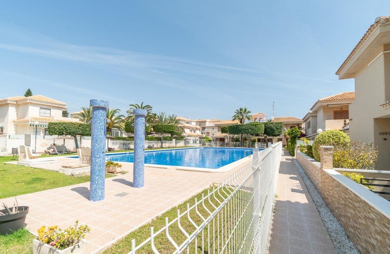 Chalet de 2 habitaciones en Playa Flamenca en venta con piscina - 264.000 € (Ref: 9901629)