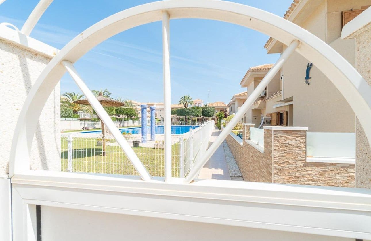 Chalet de 2 habitaciones en Playa Flamenca en venta con piscina - 264.000 € (Ref: 9901629)