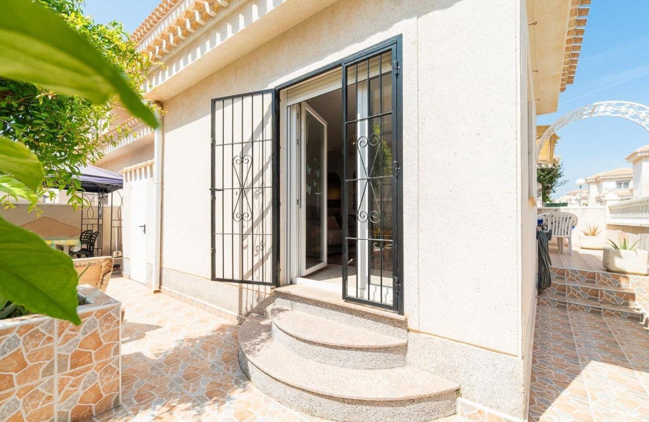 Chalet de 2 habitaciones en Playa Flamenca en venta con piscina - 264.000 € (Ref: 9901629)