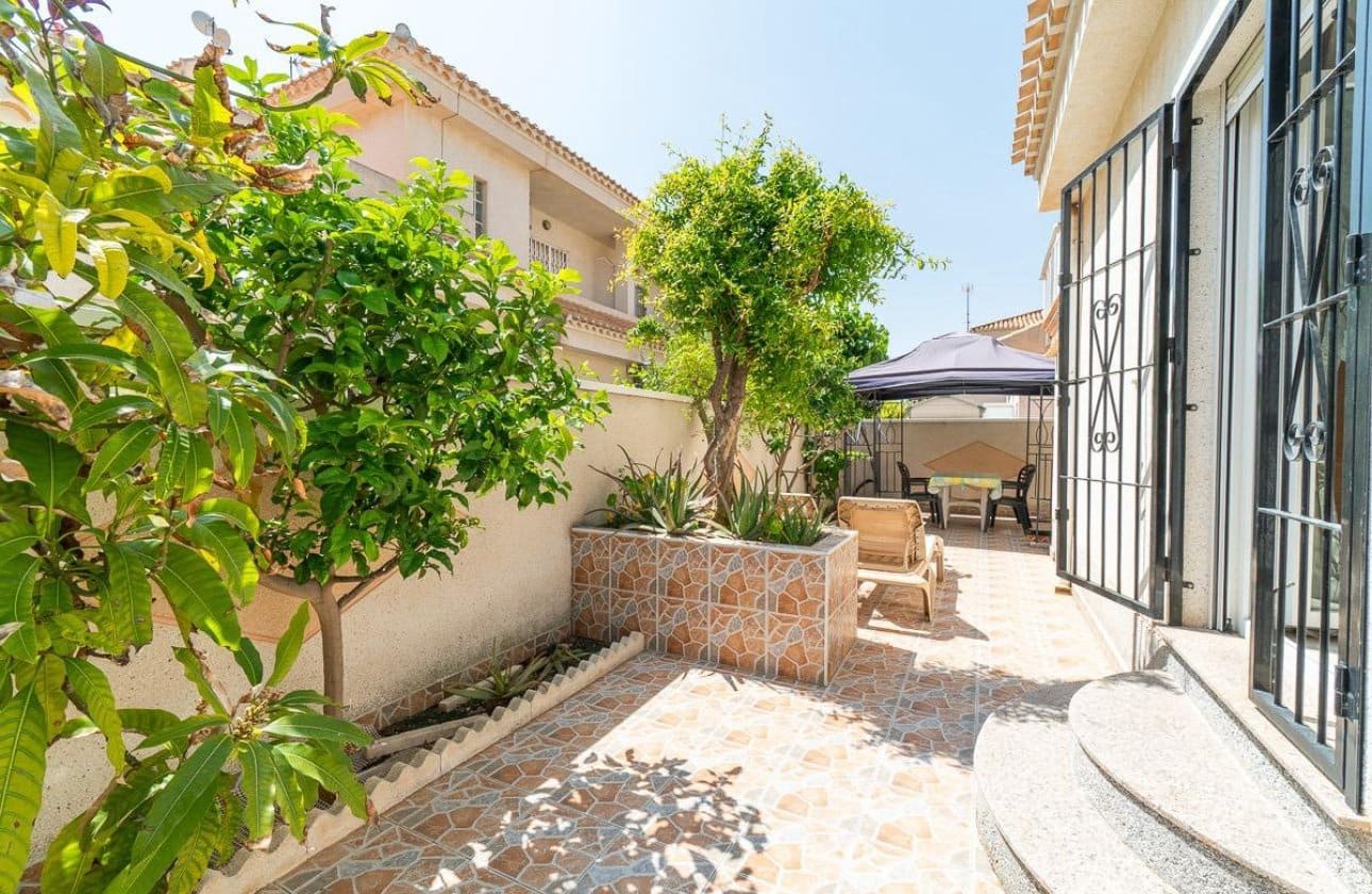 Chalet de 2 habitaciones en Playa Flamenca en venta con piscina - 264.000 € (Ref: 9901629)