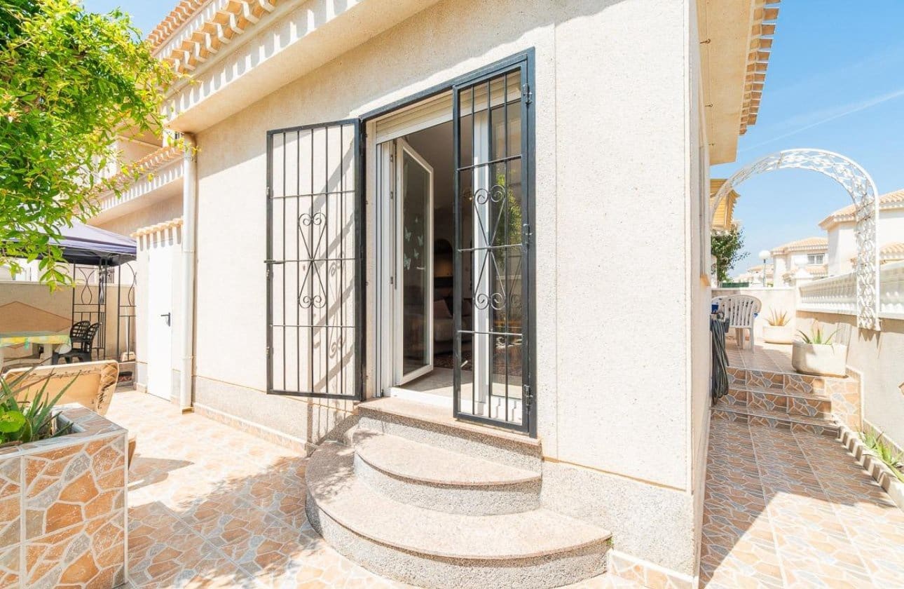 Chalet de 2 habitaciones en Playa Flamenca en venta con piscina - 264.000 € (Ref: 9901629)
