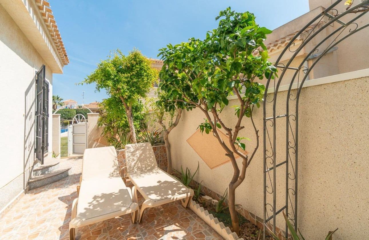 Chalet de 2 habitaciones en Playa Flamenca en venta con piscina - 264.000 € (Ref: 9901629)