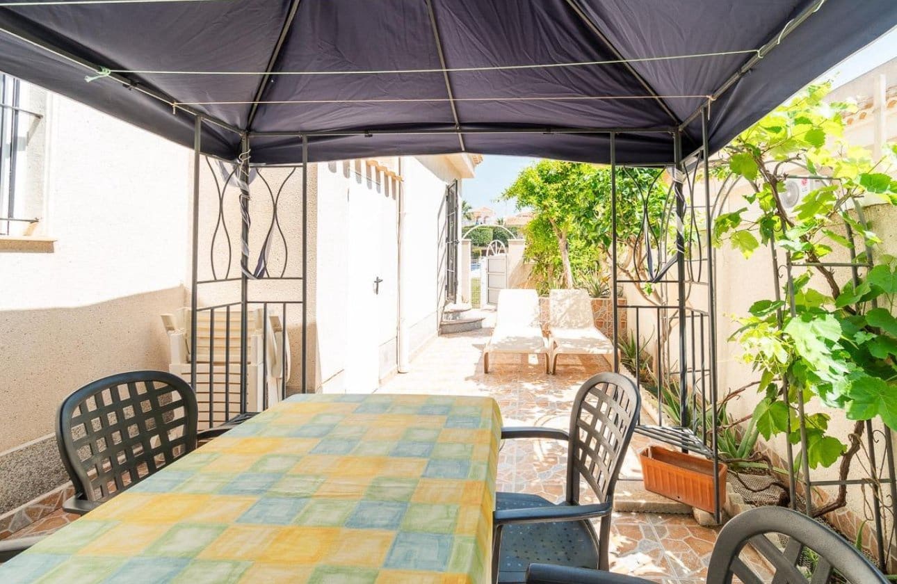 Chalet de 2 habitaciones en Playa Flamenca en venta con piscina - 264.000 € (Ref: 9901629)