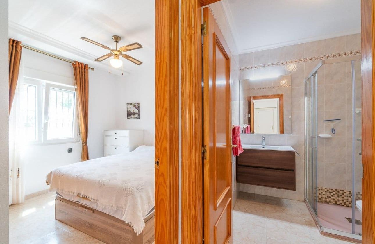 Chalet de 2 habitaciones en Playa Flamenca en venta con piscina - 264.000 € (Ref: 9901629)