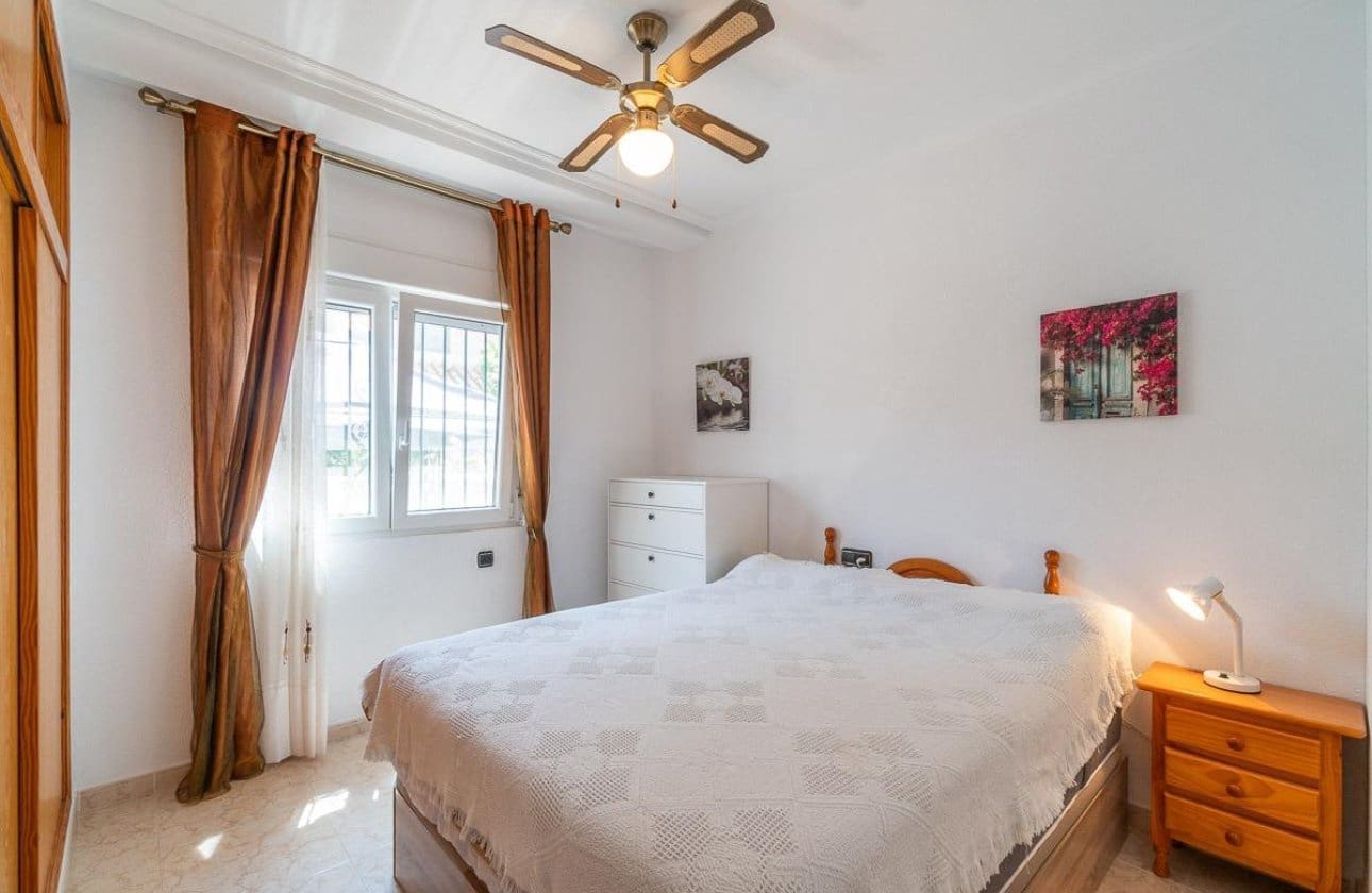 Chalet de 2 habitaciones en Playa Flamenca en venta con piscina - 264.000 € (Ref: 9901629)