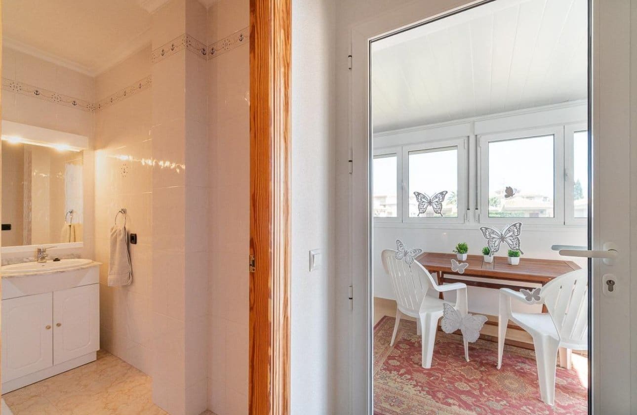Chalet de 2 habitaciones en Playa Flamenca en venta con piscina - 264.000 € (Ref: 9901629)