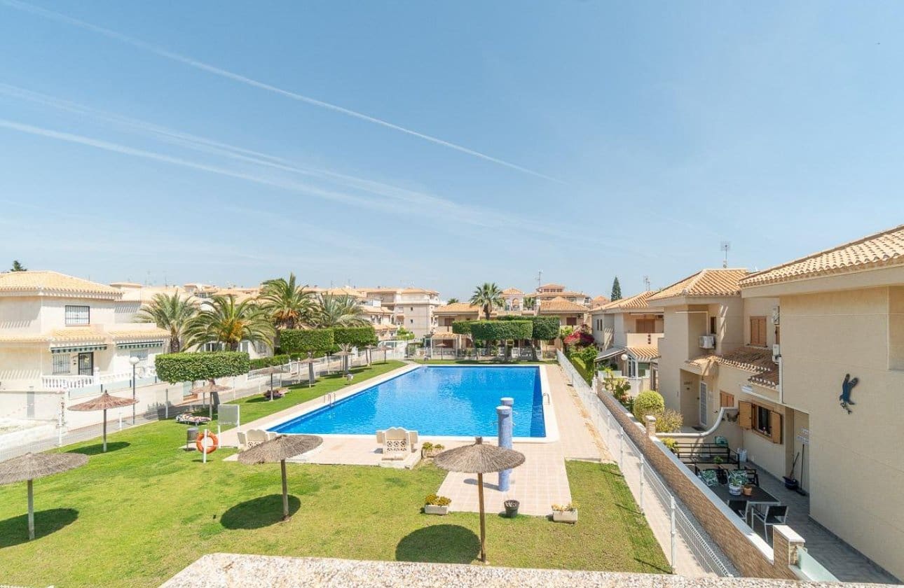 Chalet de 2 habitaciones en Playa Flamenca en venta con piscina - 264.000 € (Ref: 9901629)