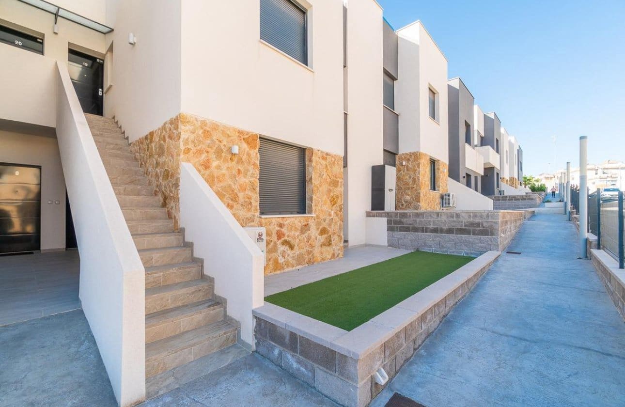 2 soveværelse Byhus til salg i Villamartin med swimmingpool - € 255.000 (Ref: 9901631)