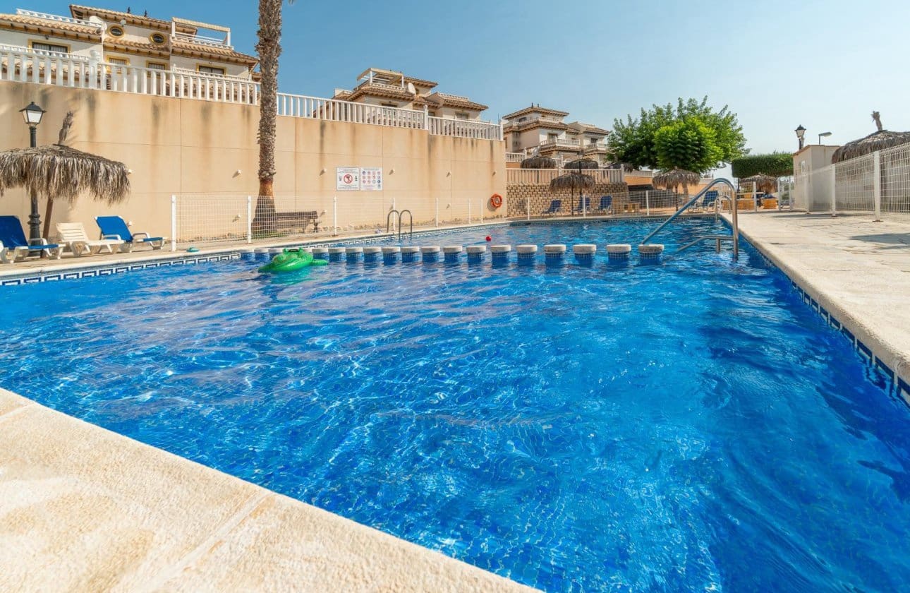 Apartamento de 2 habitaciones en Orihuela Costa en venta con piscina - 135.000 € (Ref: 9901633)