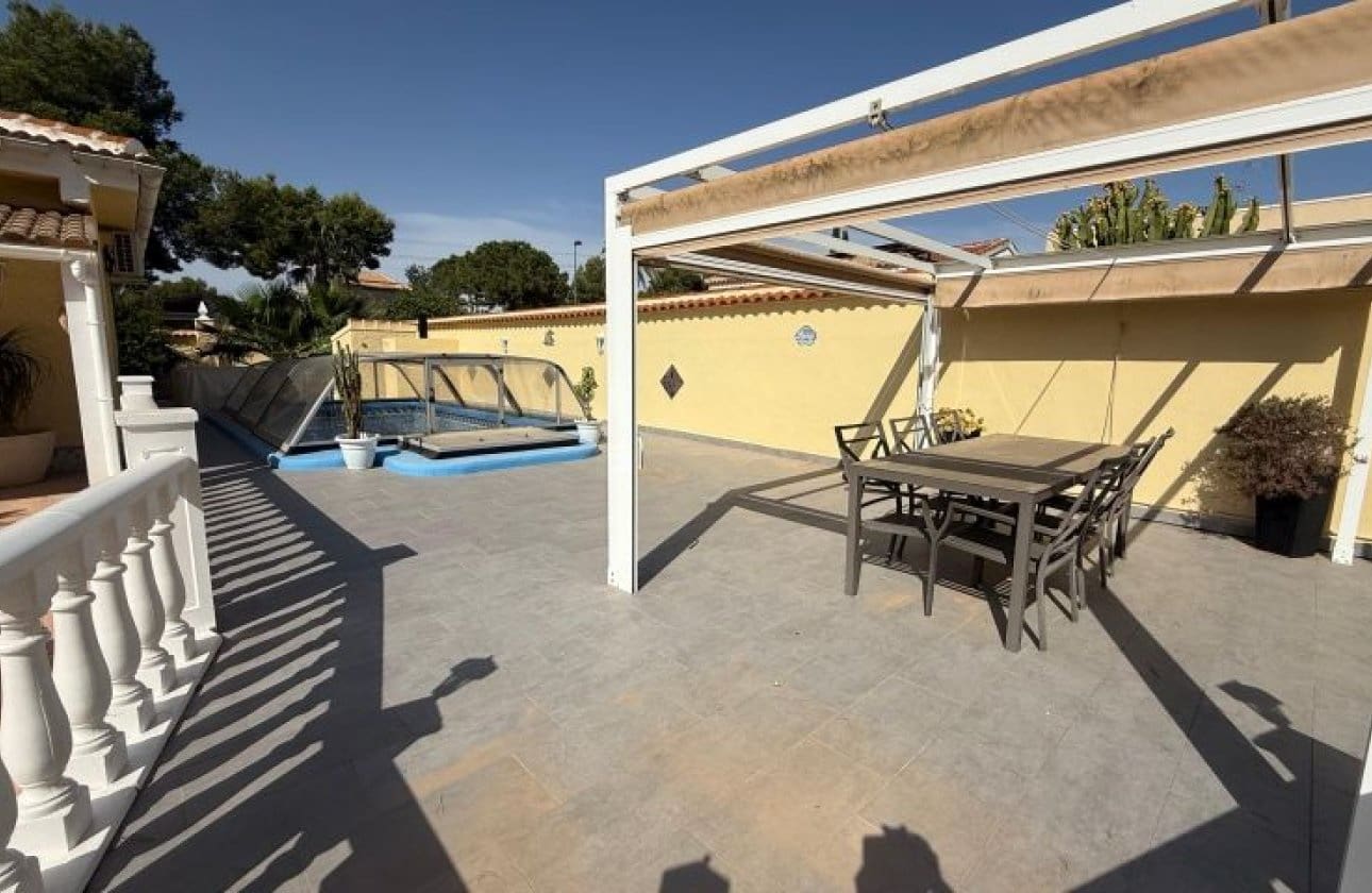 4 bedroom Villa for sale in Pinar de Campoverde with pool - € 429,000 (Ref: 9927728)