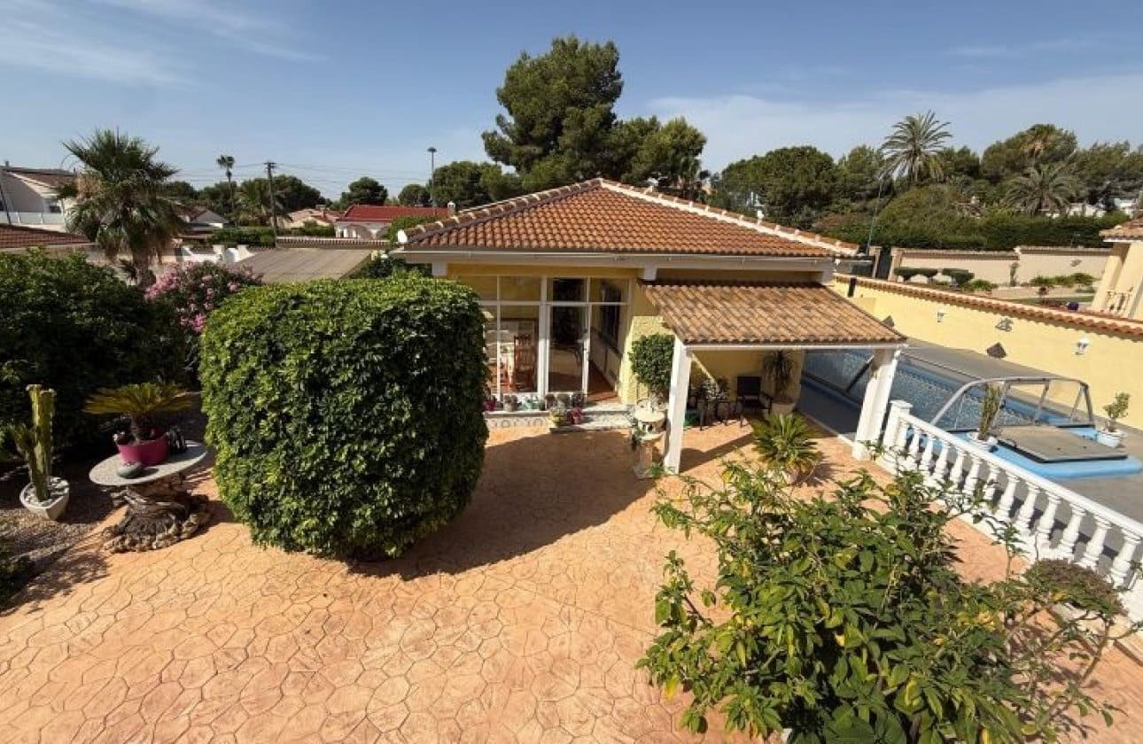 4 bedroom Villa for sale in Pinar de Campoverde with pool - € 429,000 (Ref: 9927728)
