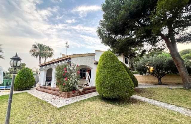 4 soveværelse Villa til salg i Punta Prima, Orihuela med swimmingpool - € 824.000 (Ref: 9927904)