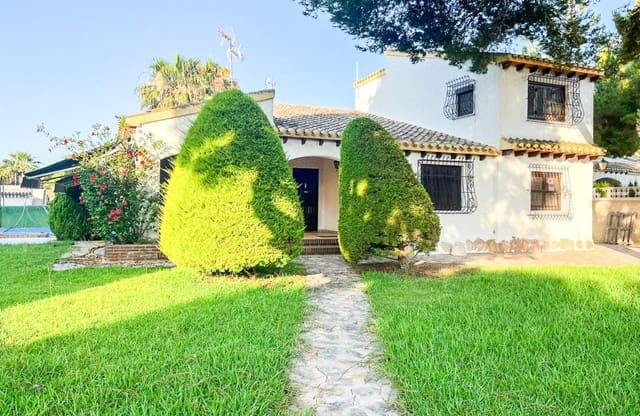 4 soveværelse Villa til salg i Punta Prima, Orihuela med swimmingpool - € 824.000 (Ref: 9927904)