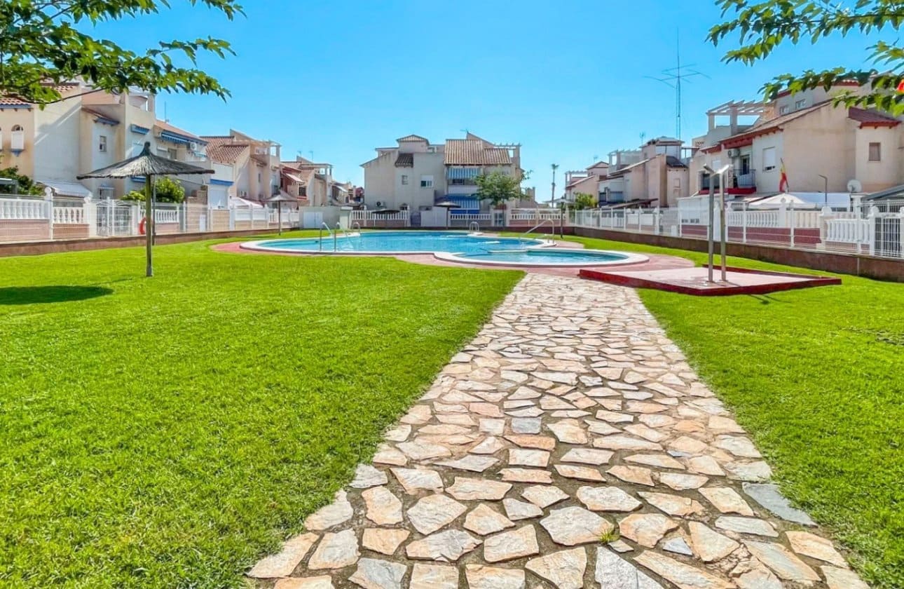 2 sovrum Bungalow till salu i Playa Flamenca med pool - 164 900 € (Ref: 9941266)