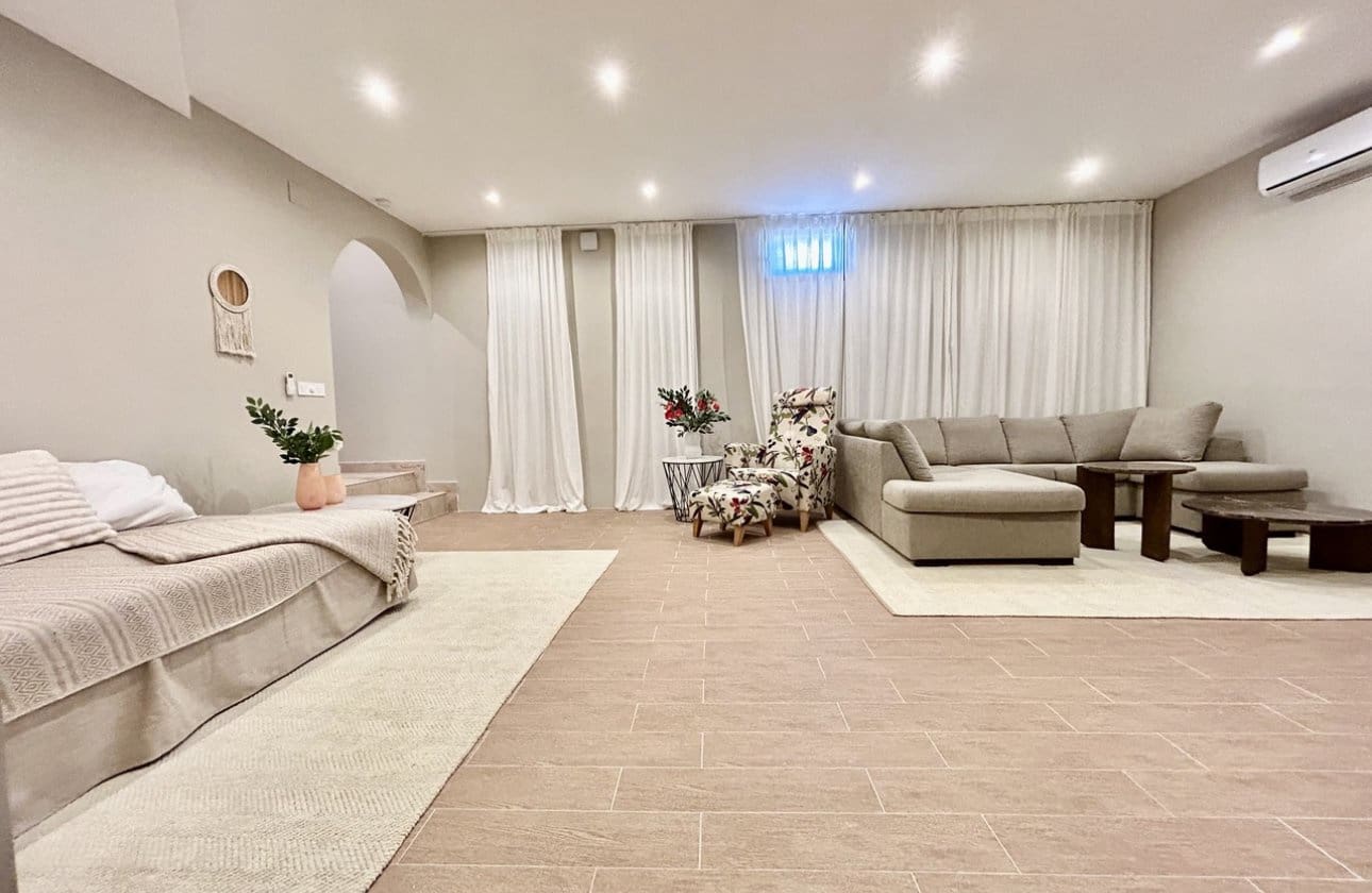 5 slaapkamer Villa te koop in La Zenia met zwembad - € 840.000 (Ref: 9948363)