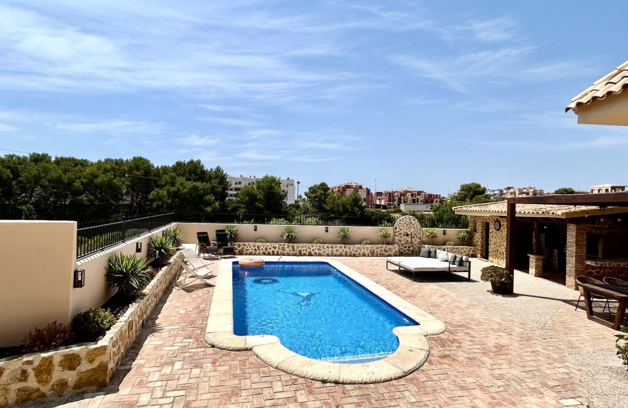 5 slaapkamer Villa te koop in La Zenia met zwembad - € 840.000 (Ref: 9948363)