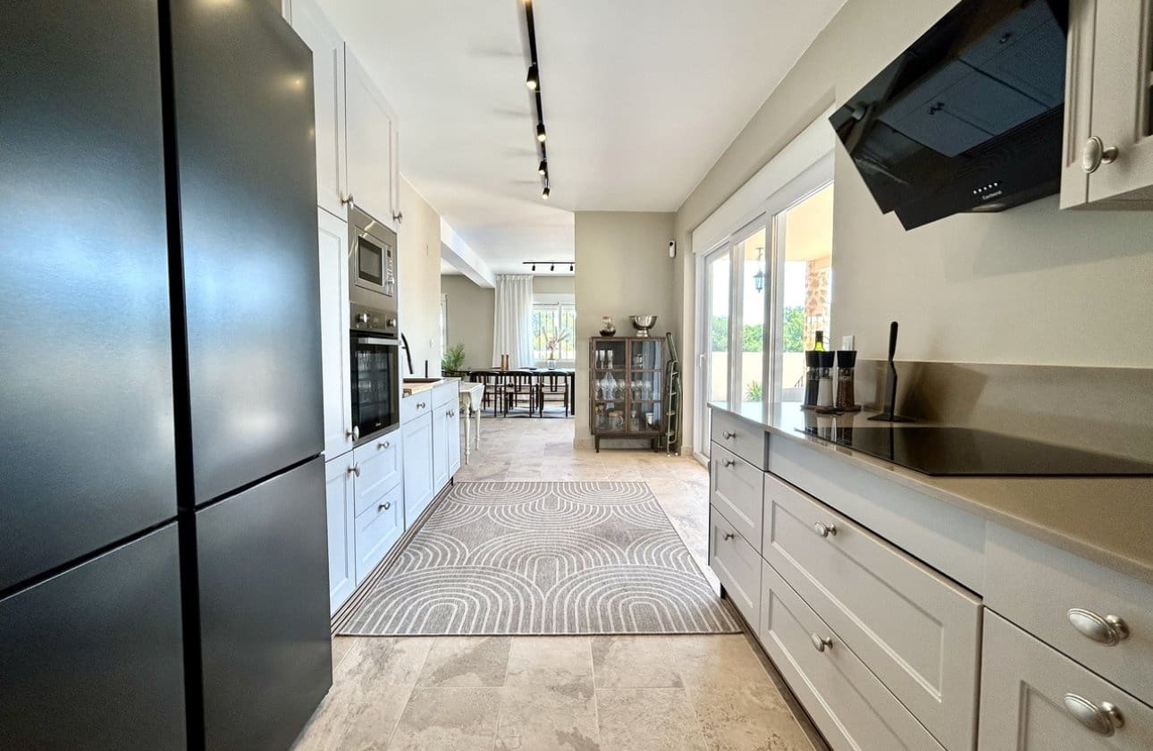 5 slaapkamer Villa te koop in La Zenia met zwembad - € 840.000 (Ref: 9948363)
