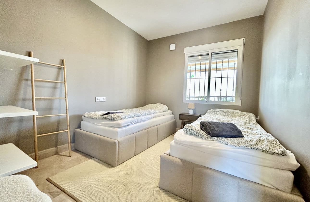 5 slaapkamer Villa te koop in La Zenia met zwembad - € 840.000 (Ref: 9948363)