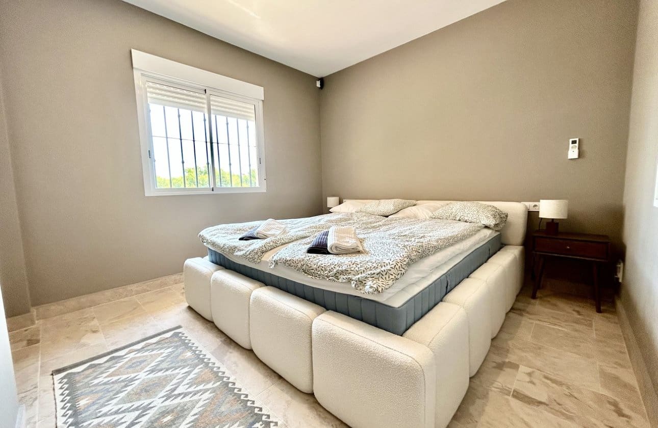 5 slaapkamer Villa te koop in La Zenia met zwembad - € 840.000 (Ref: 9948363)