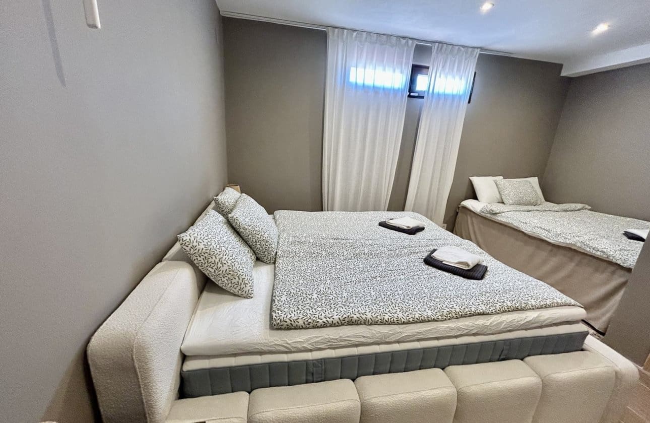 5 slaapkamer Villa te koop in La Zenia met zwembad - € 840.000 (Ref: 9948363)