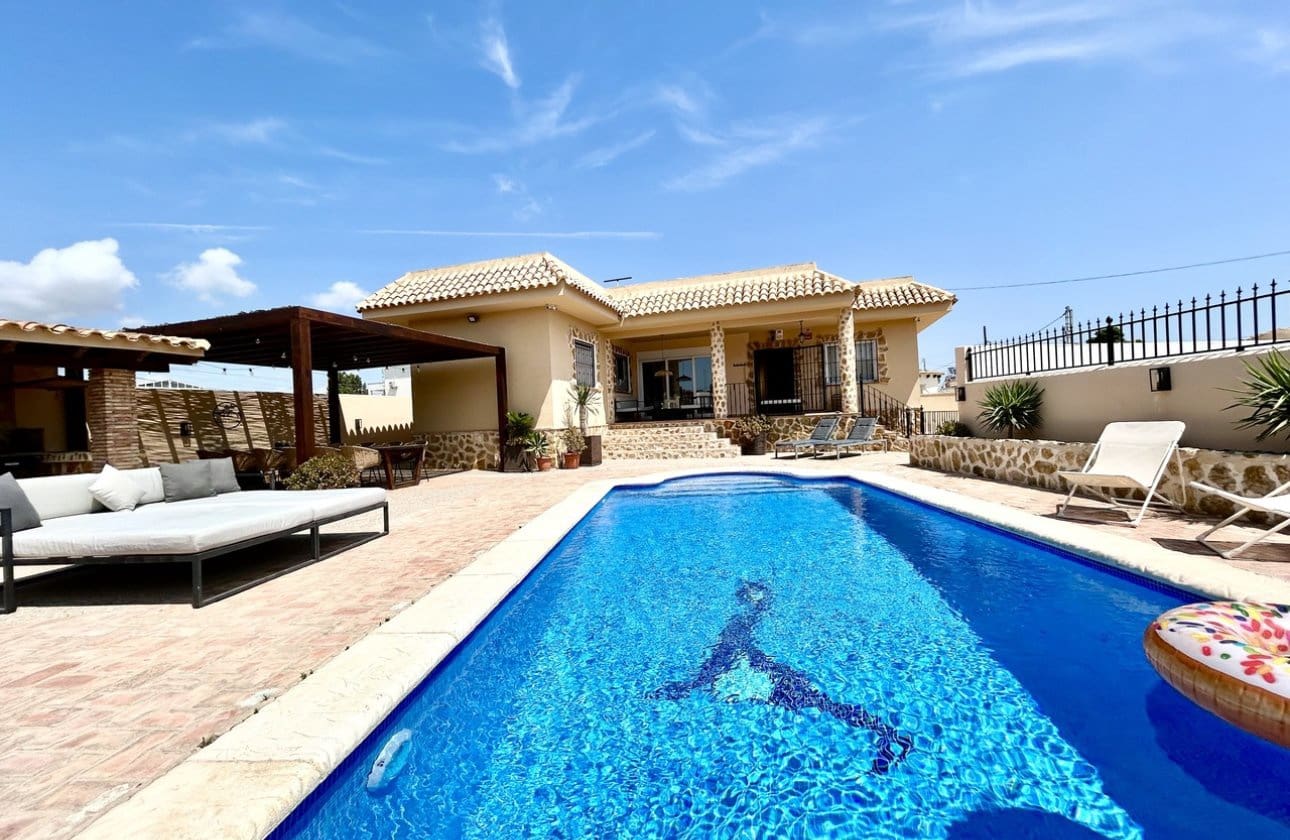 5 slaapkamer Villa te koop in La Zenia met zwembad - € 840.000 (Ref: 9948363)