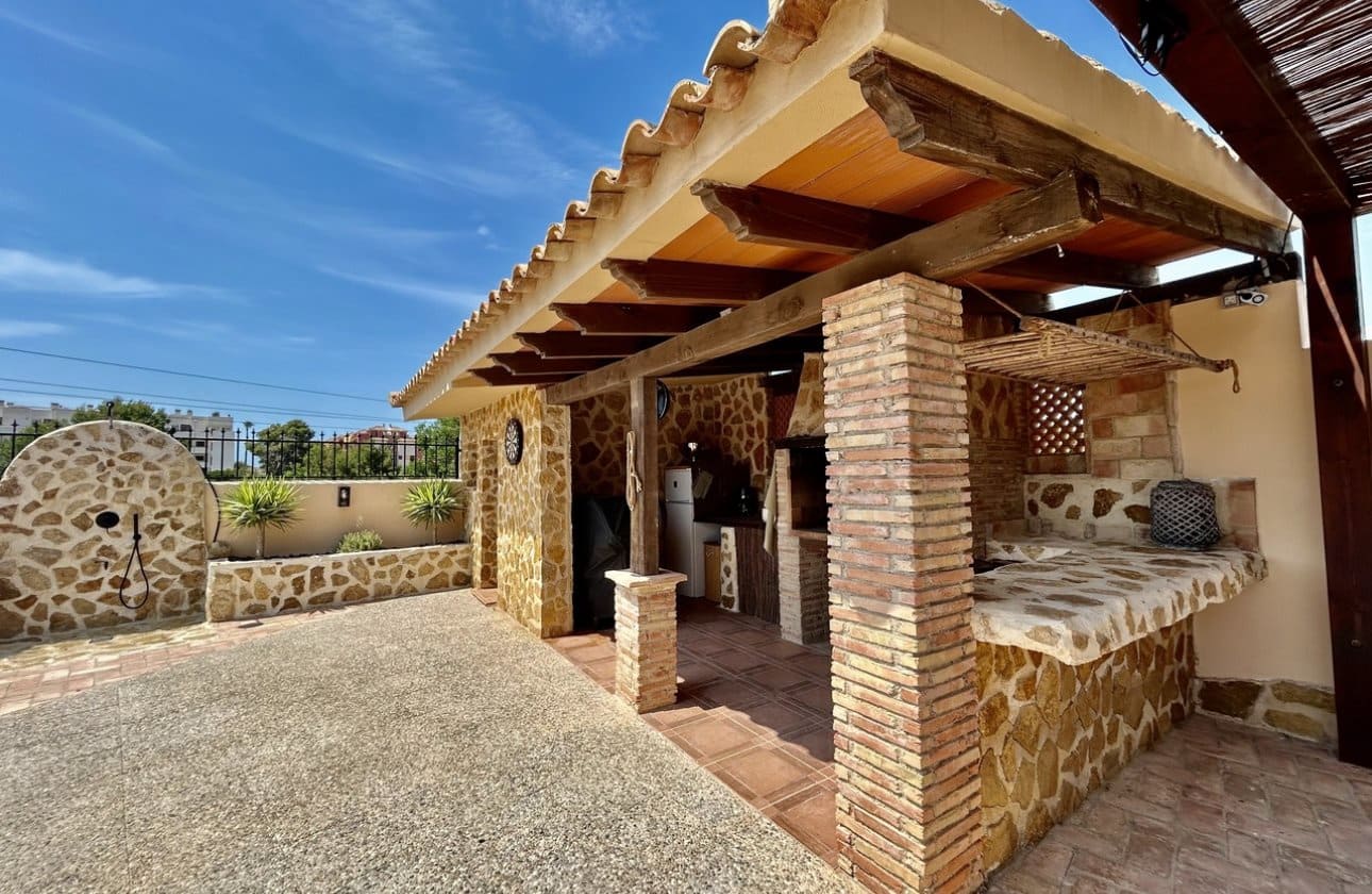 5 slaapkamer Villa te koop in La Zenia met zwembad - € 840.000 (Ref: 9948363)