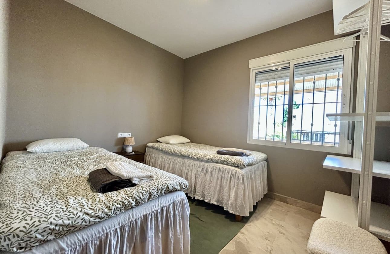 5 slaapkamer Villa te koop in La Zenia met zwembad - € 840.000 (Ref: 9948363)