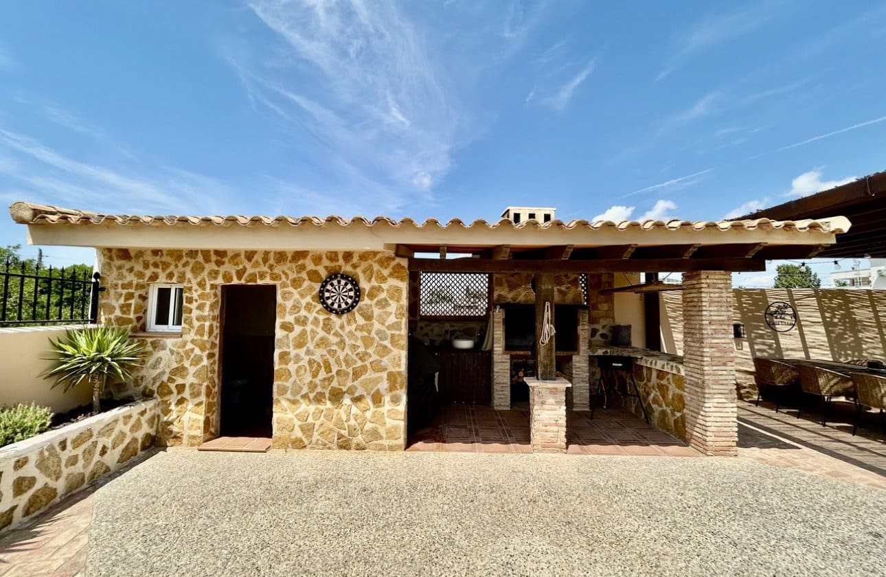 5 slaapkamer Villa te koop in La Zenia met zwembad - € 840.000 (Ref: 9948363)
