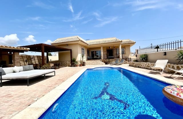 Chalet de 5 habitaciones en La Zenia, Orihuela en venta con piscina - 840.000 € (Ref: 9948363)