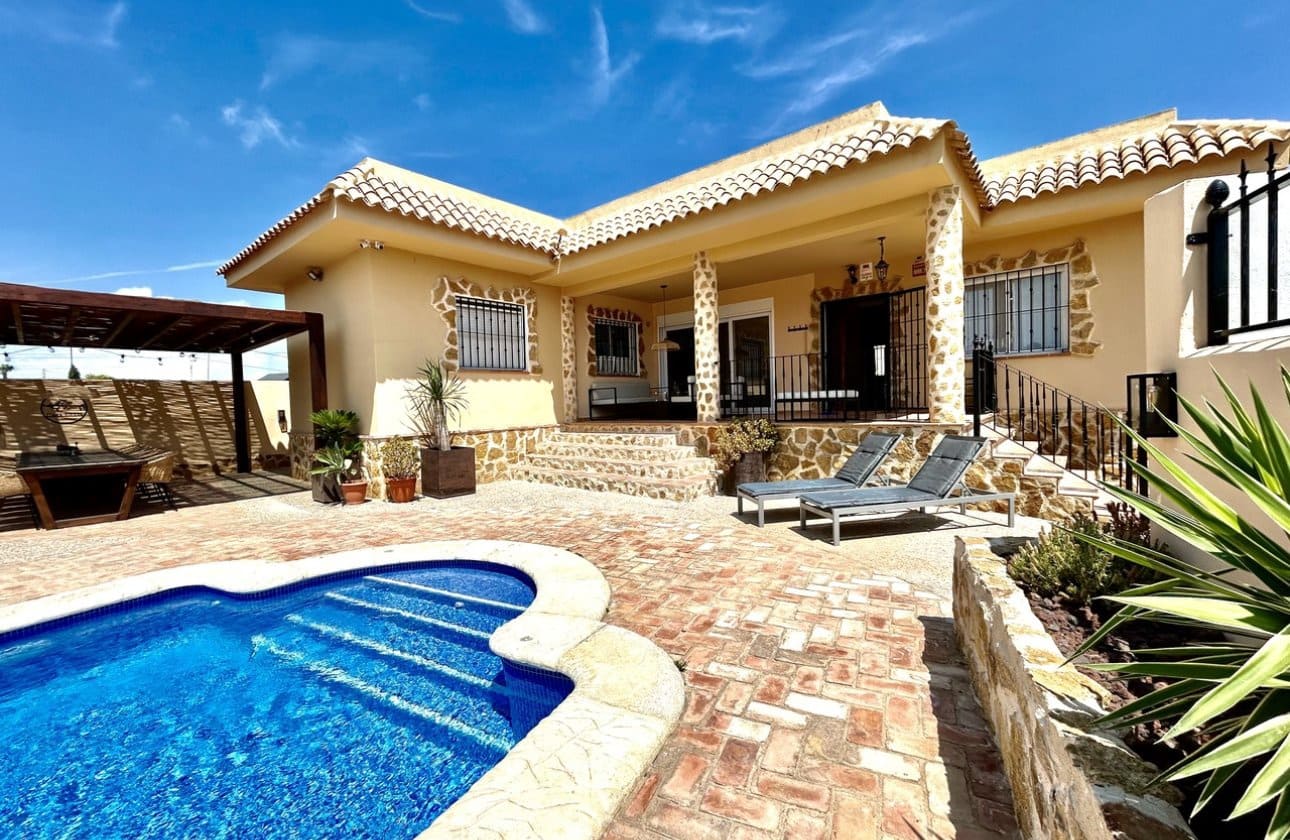 5 slaapkamer Villa te koop in La Zenia met zwembad - € 840.000 (Ref: 9948363)