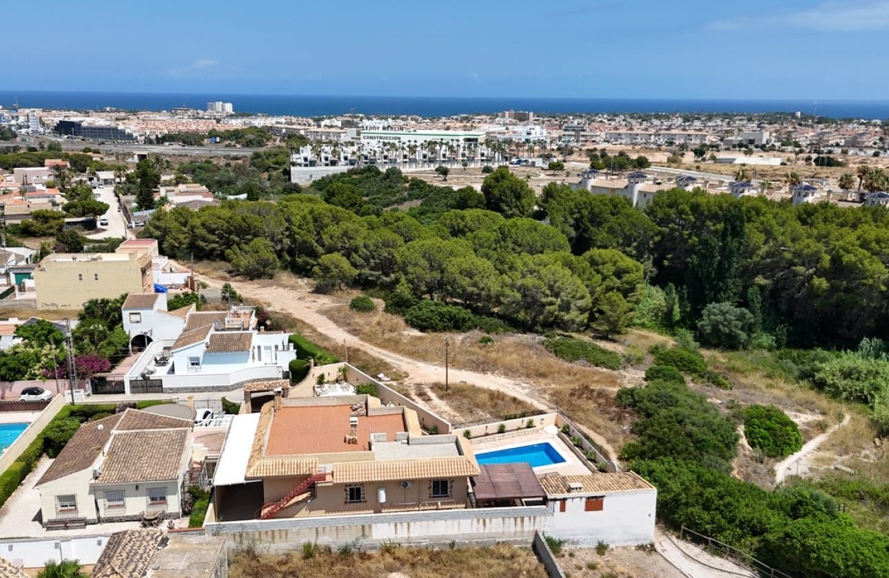 5 slaapkamer Villa te koop in La Zenia met zwembad - € 840.000 (Ref: 9948363)