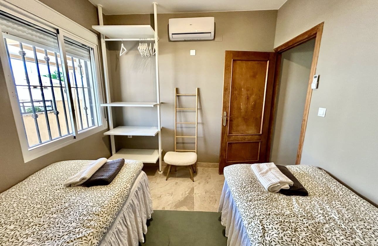 5 slaapkamer Villa te koop in La Zenia met zwembad - € 840.000 (Ref: 9948363)