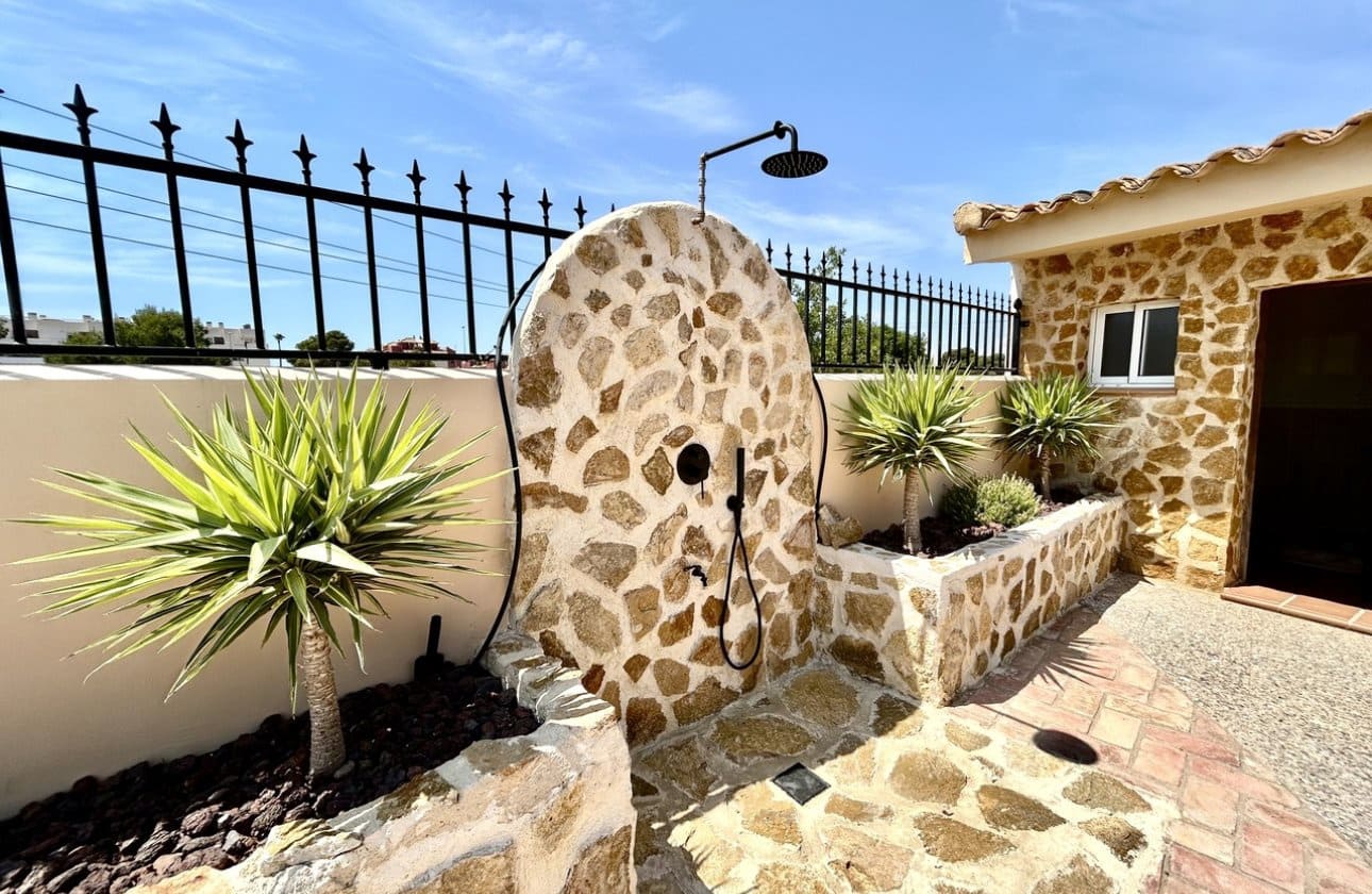 5 slaapkamer Villa te koop in La Zenia met zwembad - € 840.000 (Ref: 9948363)