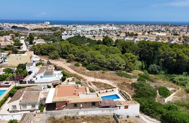 Chalet de 5 habitaciones en La Zenia, Orihuela en venta con piscina - 840.000 € (Ref: 9948363)
