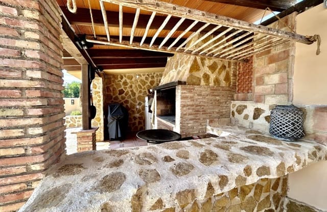 Chalet de 5 habitaciones en La Zenia, Orihuela en venta con piscina - 840.000 € (Ref: 9948363)