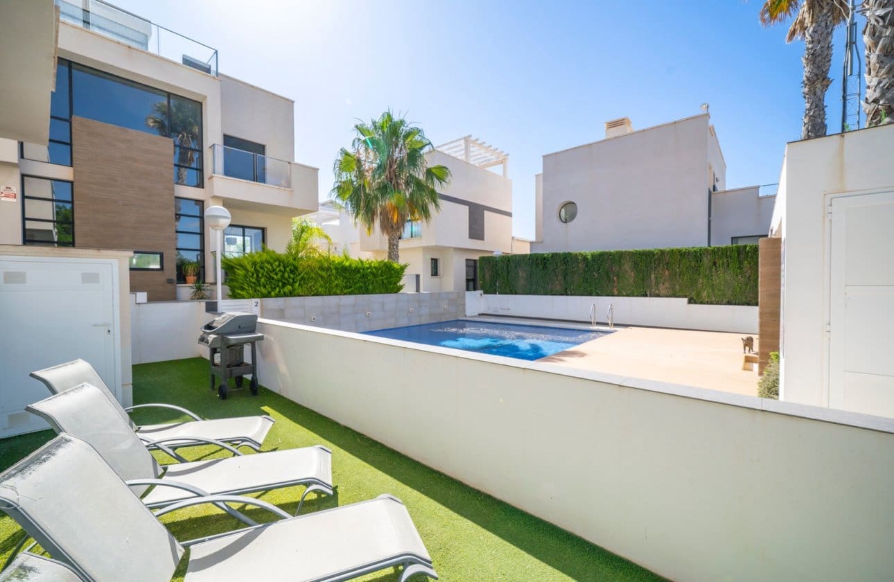 3 slaapkamer Villa te koop in Ciudad Quesada met zwembad - € 399.000 (Ref: 9948365)