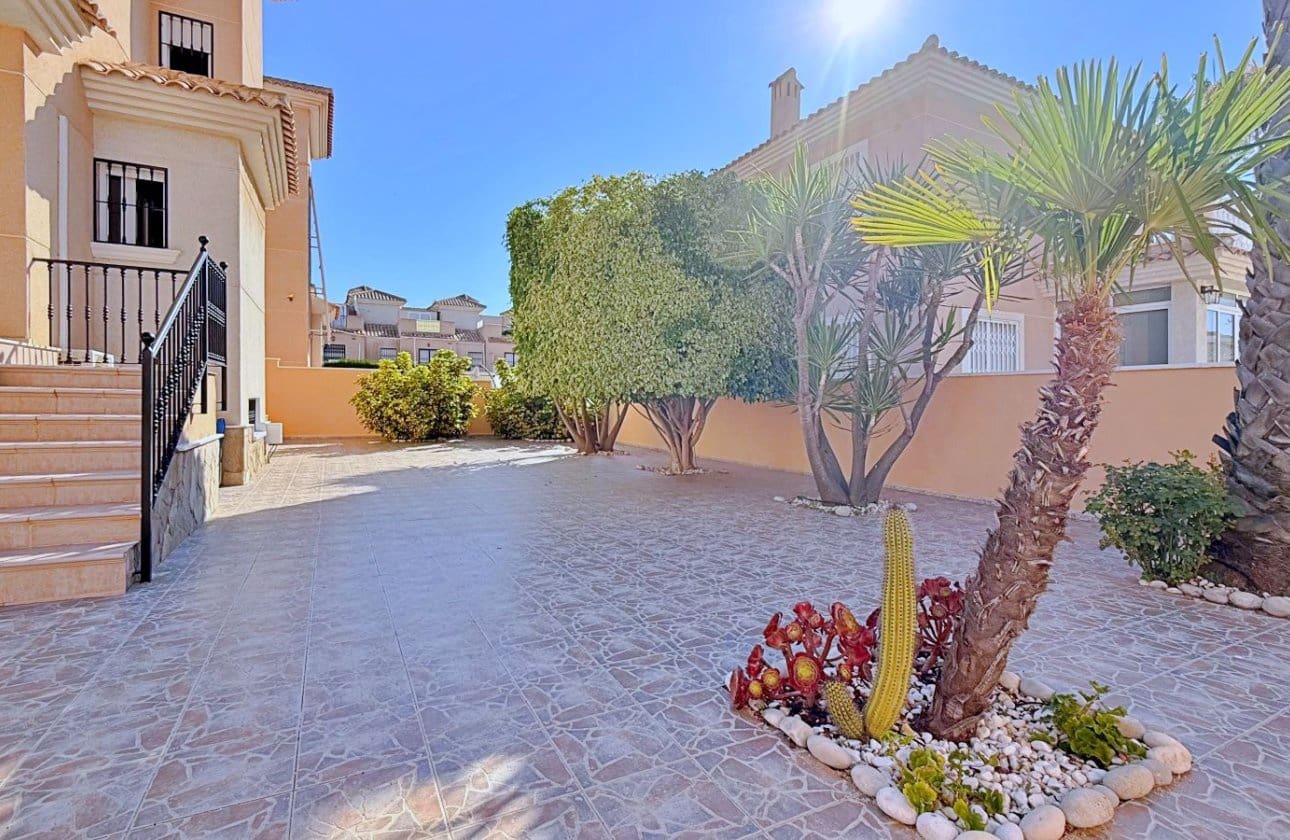 4 Zimmer Villa zu verkaufen in Orihuela Costa - 379.000 € (Ref: 9948371)