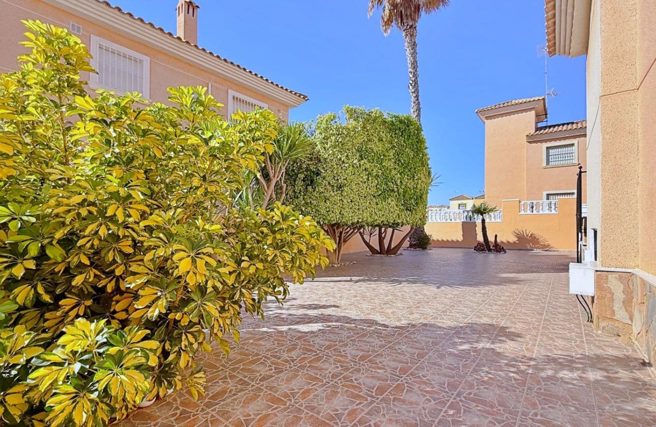 4 Zimmer Villa zu verkaufen in Orihuela Costa - 379.000 € (Ref: 9948371)