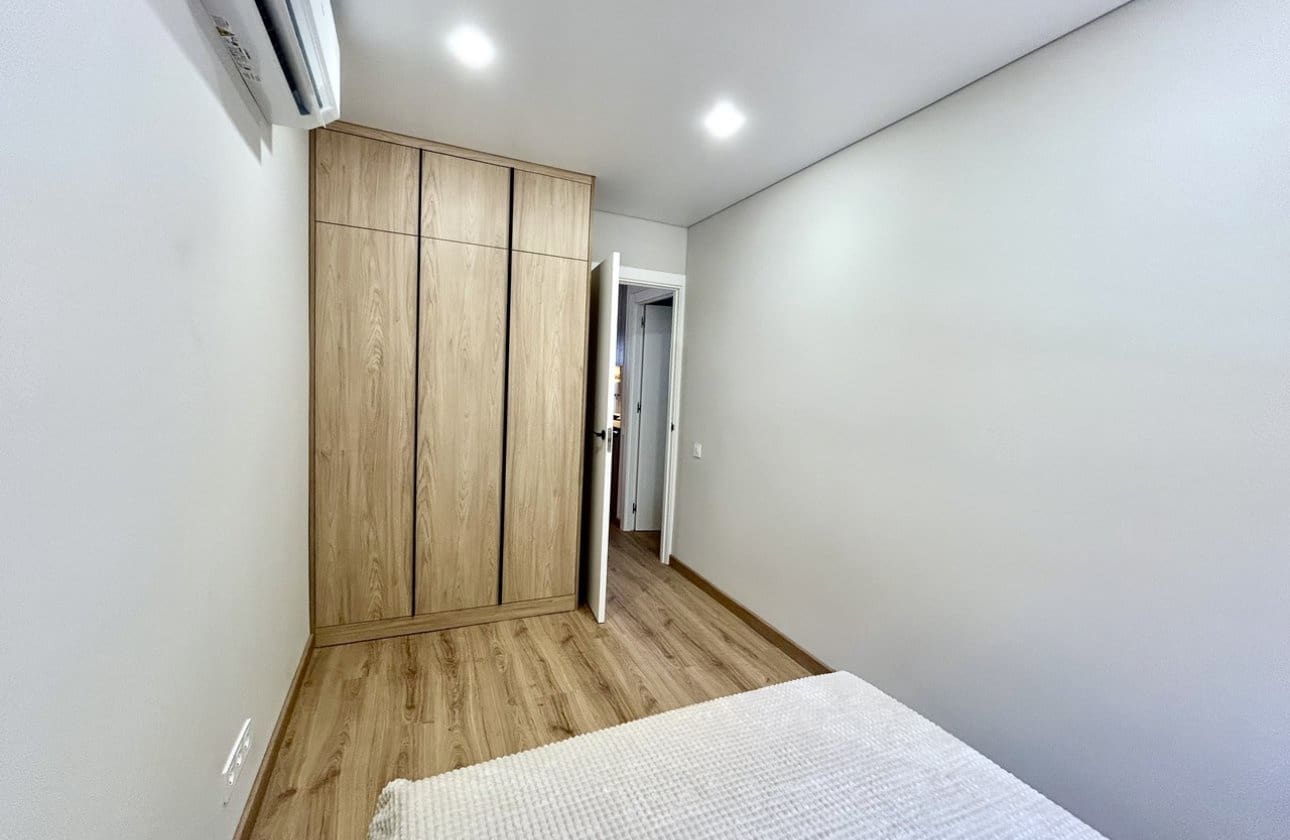 Apartamento de 2 habitaciones en Torrevieja en venta - 265.000 € (Ref: 9948378)