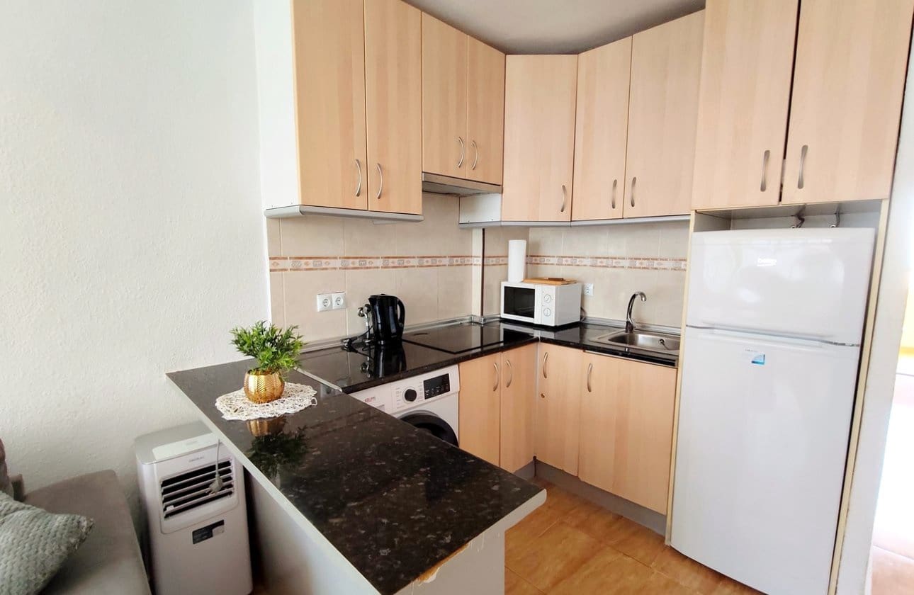 1 soveværelse Strandlejlighed til salg i Torrevieja med swimmingpool - € 127.000 (Ref: 9948379)