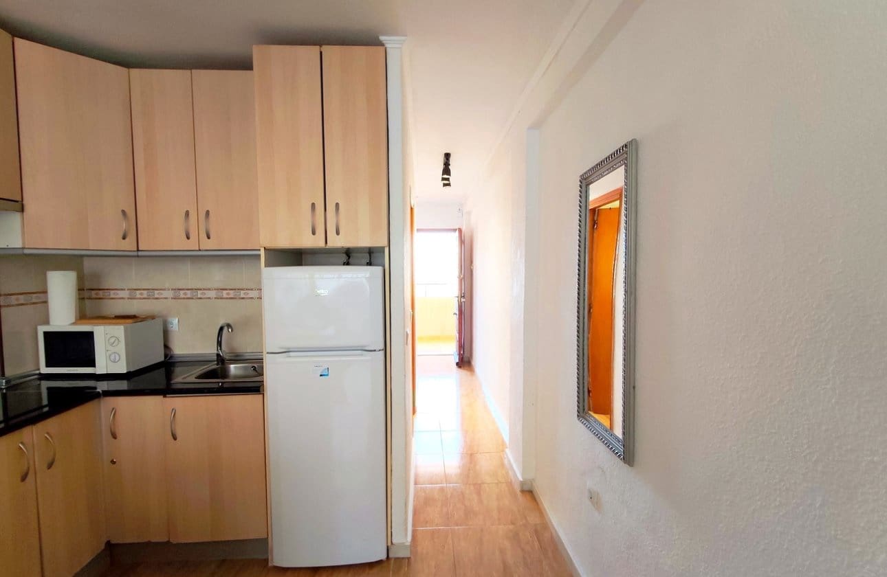 1 soveværelse Strandlejlighed til salg i Torrevieja med swimmingpool - € 127.000 (Ref: 9948379)