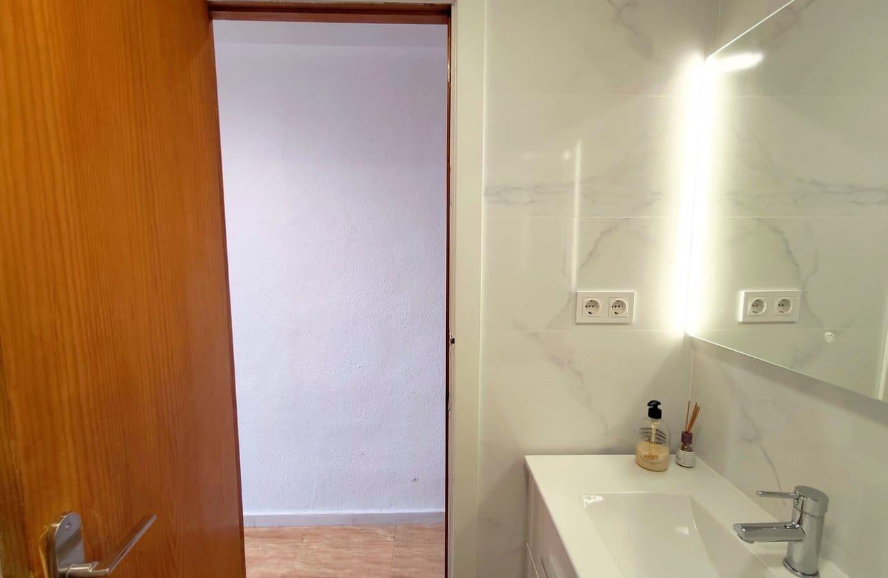 1 soveværelse Strandlejlighed til salg i Torrevieja med swimmingpool - € 127.000 (Ref: 9948379)