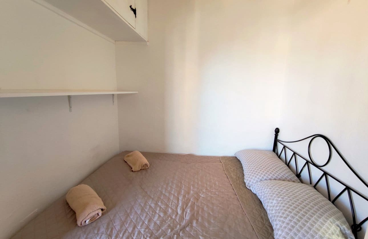 1 soveværelse Strandlejlighed til salg i Torrevieja med swimmingpool - € 127.000 (Ref: 9948379)