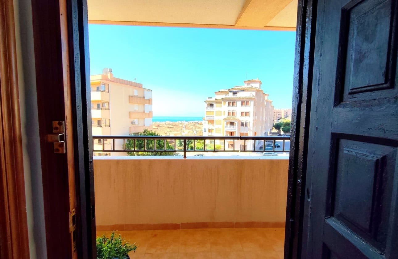 1 soveværelse Strandlejlighed til salg i Torrevieja med swimmingpool - € 127.000 (Ref: 9948379)