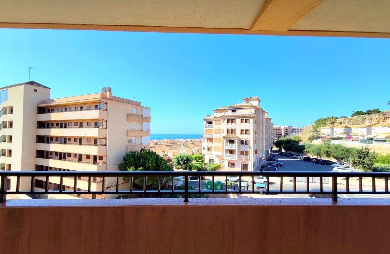1 soveværelse Strandlejlighed til salg i Torrevieja med swimmingpool - € 127.000 (Ref: 9948379)