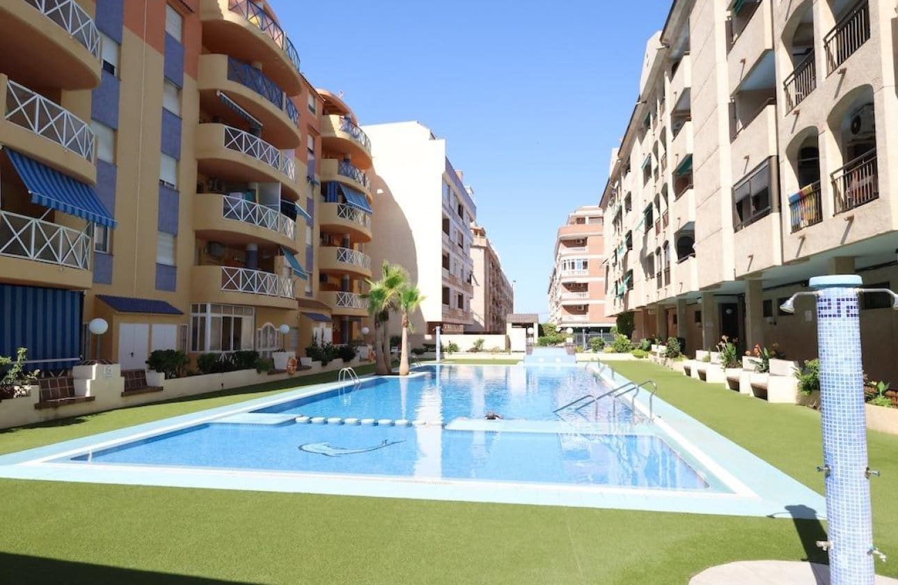 3 sypialnia Apartament na sprzedaż w Torrevieja z basenem garażem - 189 000 € (Ref: 9948385)